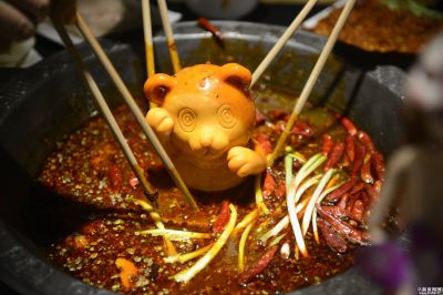 重慶老火鍋底料批發(fā)，吃火鍋的時候應(yīng)該注意哪些“點(diǎn)”