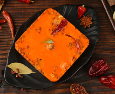 品味重慶經(jīng)典，老火鍋紅油底料入口那一刻，辣香四溢，你嘗過嗎？
